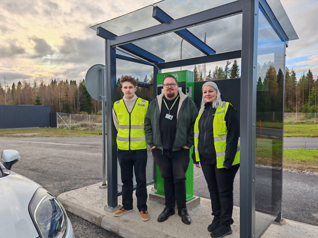 Vestia Oy:n valvomo-operaattori Jimi Alatalo, toimitusjohtaja Olavi Soinio ja käyttöpäällikkö Merja Heikkinen poseeraavat kameralle rivissä.