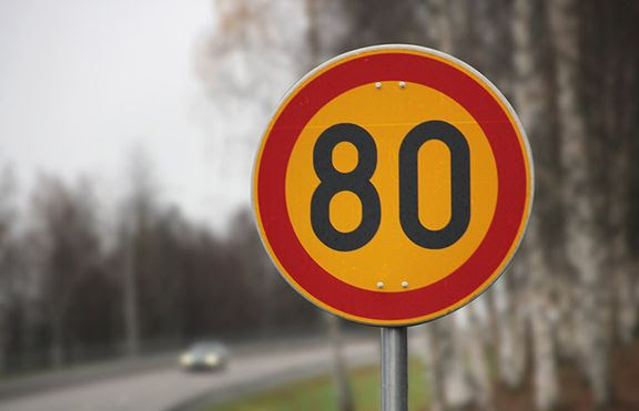 80 kilometrin nopeusrajoituksen liikennemerkki.