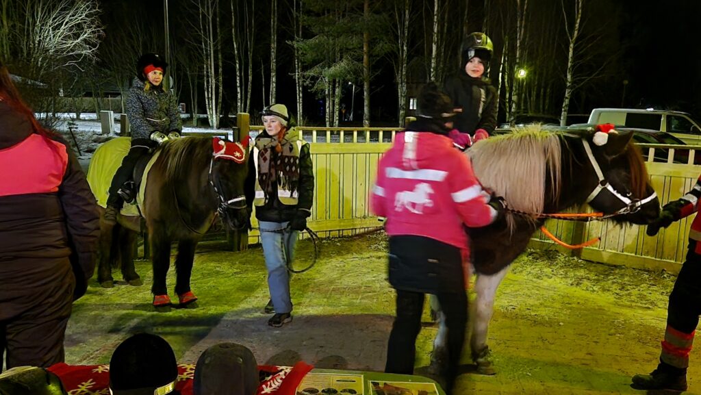 Poniratsastusta joulupolulla Kärsämäellä.