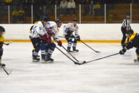 Kiilat Hockeyn joukkue ja Pohdin Ampparit pelaavat jääkiekkoa.