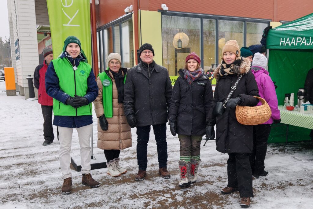 Leevi Sippola, Sinikka Parttimaa ja kansanedustajat Timo Mehtälä, Olga Oinas-Panuma ja Hanna-Leena Mattila keskustelivat vaaleista.