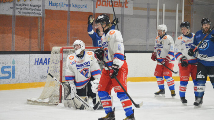 Kiilat Hockeyn avauserässä saatiin neljä kertaa juhlia maaleja. Kuvassa jääkiekkoilijoita maalin jälkeen.