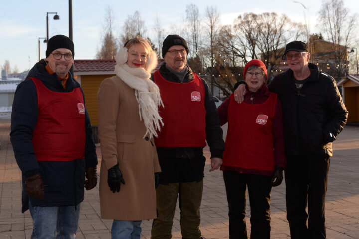 Haapajärven torilla lauantaina olivat Markku Mäkelä, Tytti Tuppurainen, Teijo Paananen, Maritta Niska sekä Vilho Naapuri.