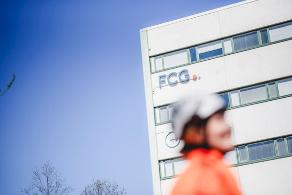 Kuvassa taustalla FCG:n toimitilat, edessä työntekijä. Kuvituskuva.