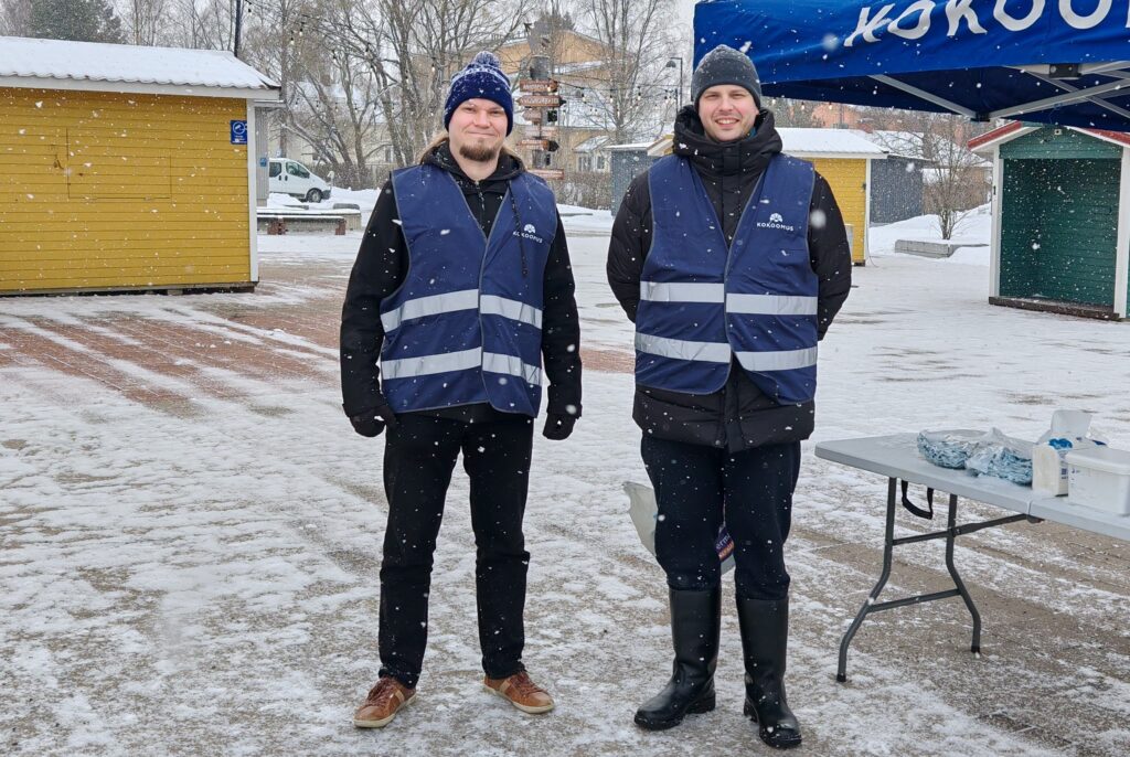 Kokoomuksen ehdokkaat Tomi Vähäkangas ja Aleksi Välikangas tapasivat äänestäjiä Haapajärven torilla. Kuva Tanja Kopsa