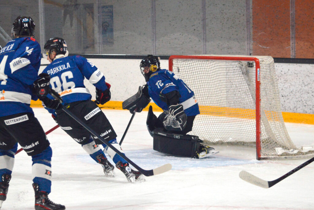 Kiilat Hockeyn maalivahti Jesse Nuoliojalla riitti torjuntatöitä.