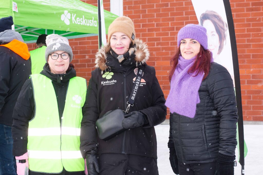 Reisjärven kunnanhallituksen puheenjohtaja Sari Huuskonen, kansanedustaja Hanna-Leena Mattila ja Reisjärven kunnanvaltuuston puheenjohtaja Mervi Niskakoski lauantain vaalistartissa. Kuva: Satu Kangas-Viljamäki